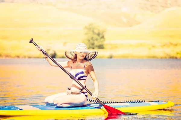 젊은 여자 Paddleboarding — 스톡 사진