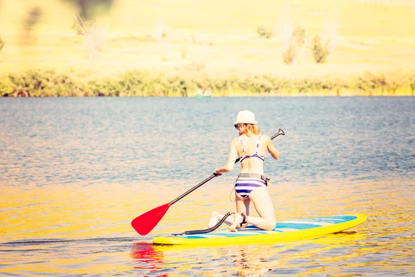 Νεαρή γυναίκα Paddleboarding — Φωτογραφία Αρχείου