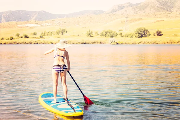 Νεαρή γυναίκα Paddleboarding — Φωτογραφία Αρχείου