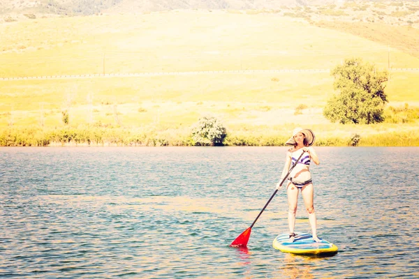 Νεαρή γυναίκα Paddleboarding — Φωτογραφία Αρχείου