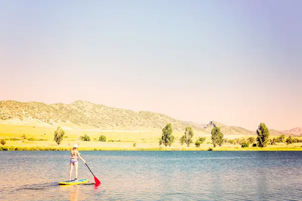 젊은 여자 Paddleboarding — 스톡 사진