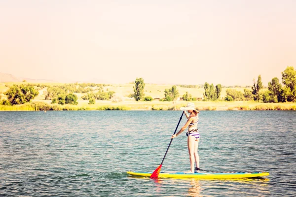 Genç kadın Paddleboarding