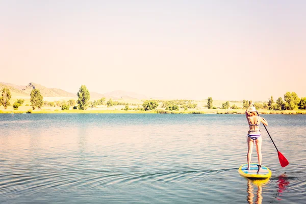 젊은 여자 Paddleboarding — 스톡 사진