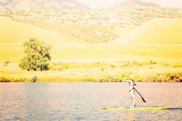 Νεαρή γυναίκα Paddleboarding — Φωτογραφία Αρχείου