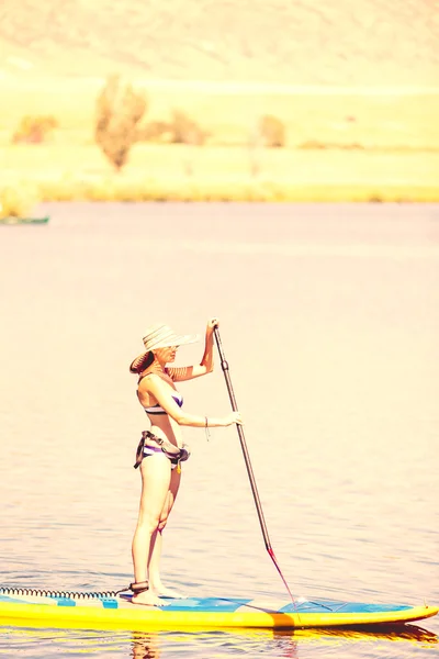 Mujer joven Paddleboarding —  Fotos de Stock