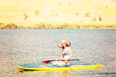 Genç kadın Paddleboarding