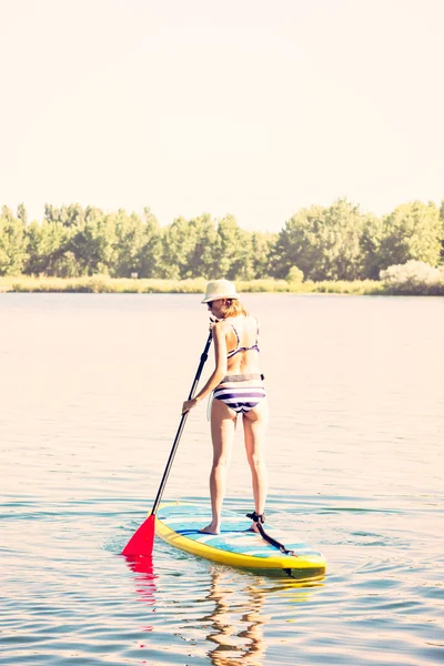 젊은 여자 Paddleboarding — 스톡 사진