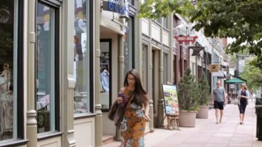 Yaz aylarında tarihsel Larimer Meydanı.