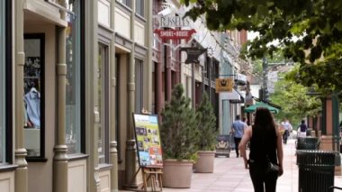 Yaz aylarında tarihsel Larimer Meydanı.