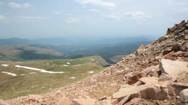 Uitzicht vanaf de top van Mount Evans. — Stockvideo