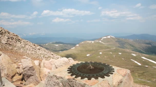 Uitzicht vanaf de top van Mount Evans. — Stockvideo