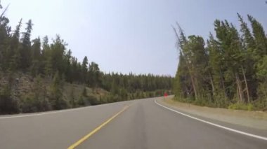 Asfalt yolda araba araba