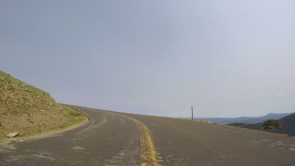 Conducción de coches en carretera pavimentada — Vídeo de stock