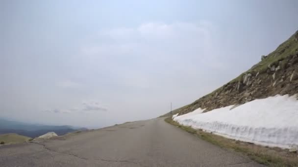 Conducción de coches en carretera pavimentada — Vídeo de stock