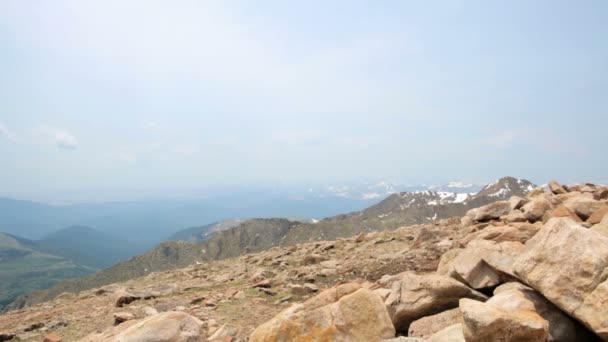 Luftaufnahme vom Gipfel des Mount Evans. — Stockvideo