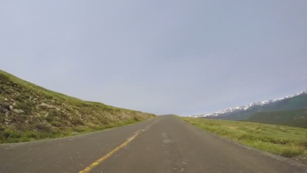 Conducción de coches en carretera pavimentada — Vídeos de Stock