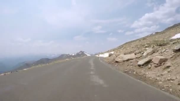 Conducción de coches en carretera pavimentada — Vídeo de stock