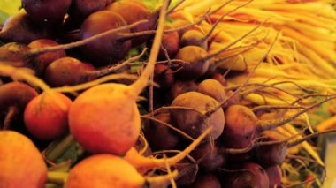 Yerel pazarda taze ürünler.