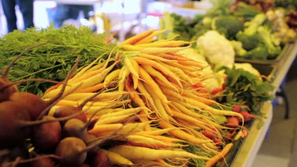 Produtos frescos no mercado local. — Vídeo de Stock