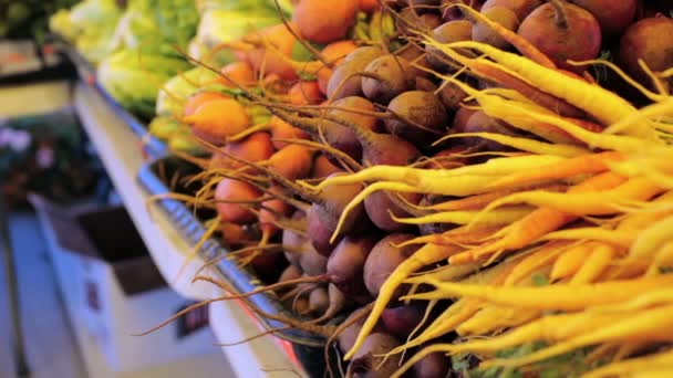 Productos frescos en el mercado local. — Vídeo de stock