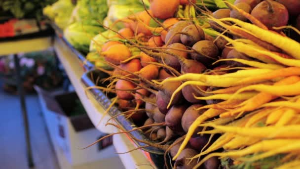 Färska produkter på den lokala marknaden. — Stockvideo