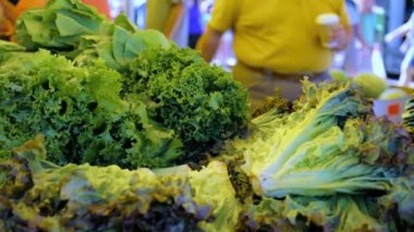 Yerel pazarda taze ürünler.