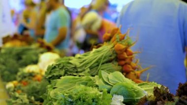 Yerel pazarda taze ürünler.