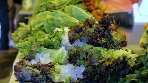 Fruits et légumes frais au marché local. — Video