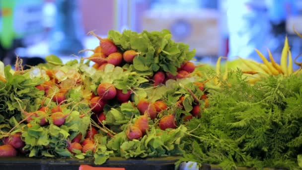 Produtos frescos no mercado local. — Vídeo de Stock