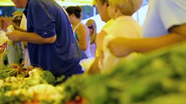 Yerel çiftçi pazarında taze ürünler.