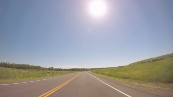 Αυτοκίνητο οδήγηση μέσω χώρος κατασκήνωσης με αυτοκινούμενα — Αρχείο Βίντεο
