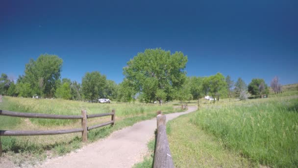 Unpaved trail at the RV campground. — Stock Video