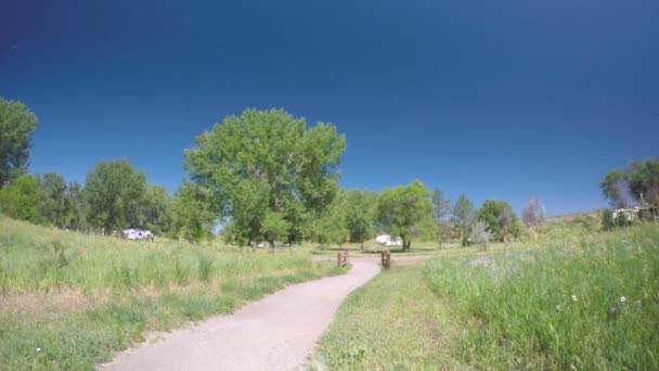 Sendero sin pavimentar en el camping RV . — Vídeos de Stock