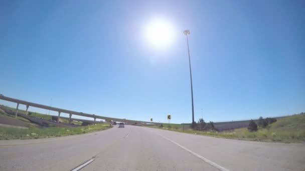 Автомобиль по автомагистрали — стоковое видео