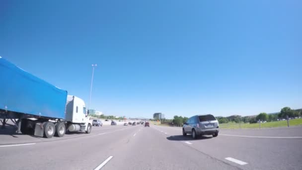 Carro dirigindo na estrada interestadual — Vídeo de Stock