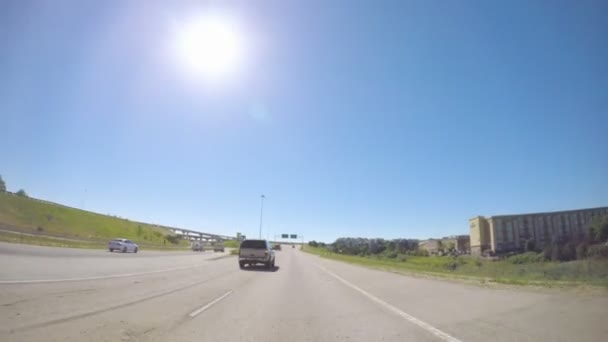 Carro dirigindo na estrada interestadual — Vídeo de Stock