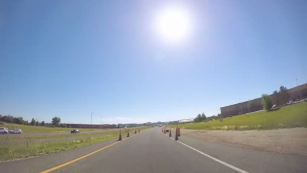 Carro dirigindo na estrada interestadual — Vídeo de Stock