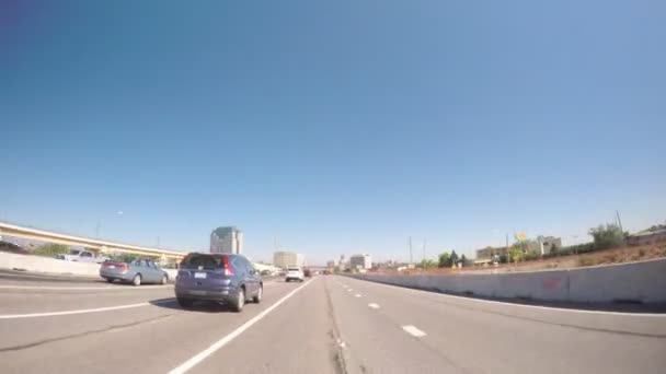 在州际公路上行驶的汽车 — 图库视频影像