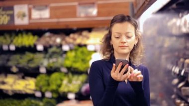 bakkal mağazada alışveriş kadın.