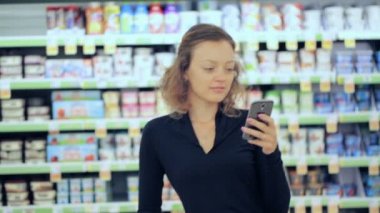 bakkal mağazada alışveriş kadın.