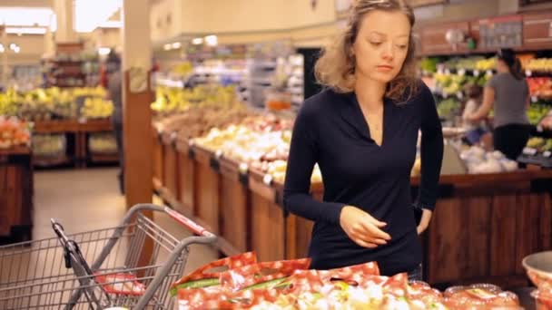 Vrouw winkelen in de supermarkt. — Stockvideo