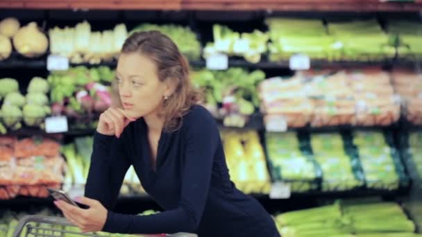 Mujer de compras en la tienda de comestibles . — Vídeos de Stock