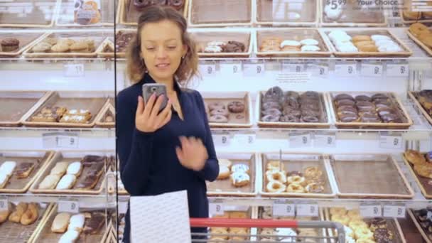 Mujer de compras en la tienda de comestibles . — Vídeos de Stock