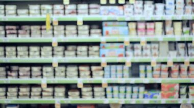 bakkal mağazada alışveriş kadın.