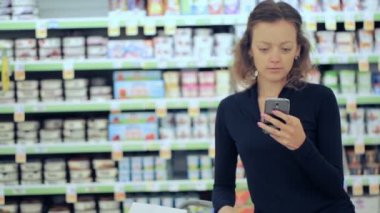 bakkal mağazada alışveriş kadın.