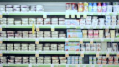 bakkal mağazada alışveriş kadın.