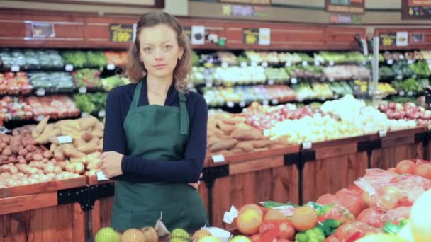 Grocery store clerk — Stock Video