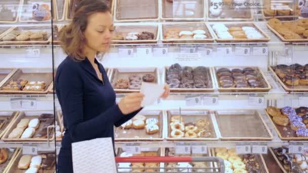 Mujer de compras en la tienda de comestibles . — Vídeos de Stock