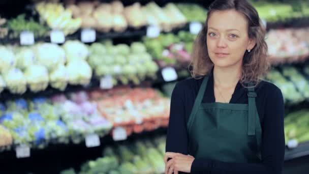 Grocery store clerk — Stock Video