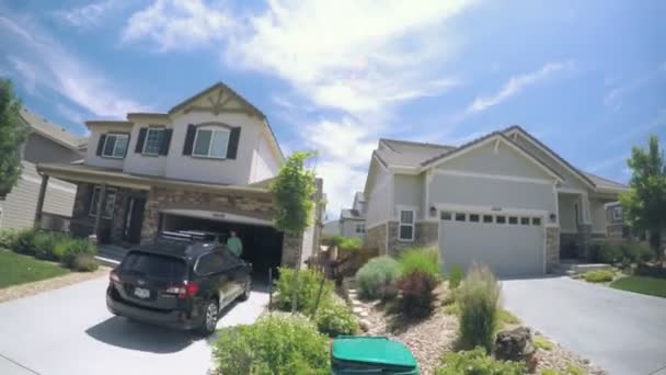 Car driving through residential neighborhood — Stock Video